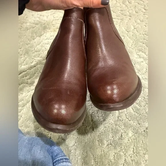 UGG Australia Cassis Brown Leather boots. Size 8
